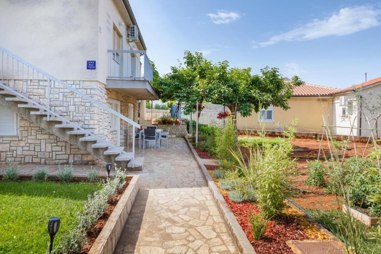 Apartment Tesic Close To The Sea With Shared 4Xbicycles Fažana Eksteriør billede